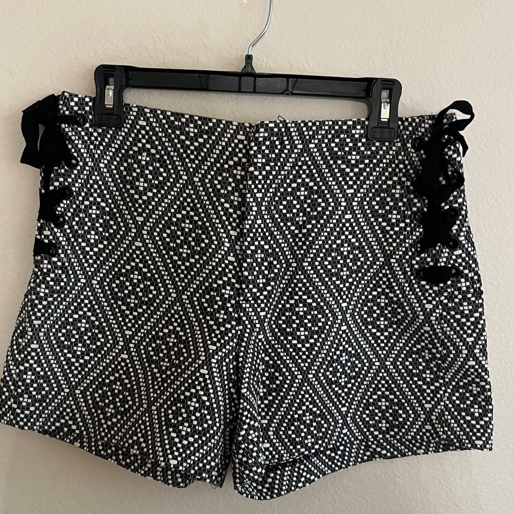 Gap Woman’s Black and White Texture Shorts Size 8